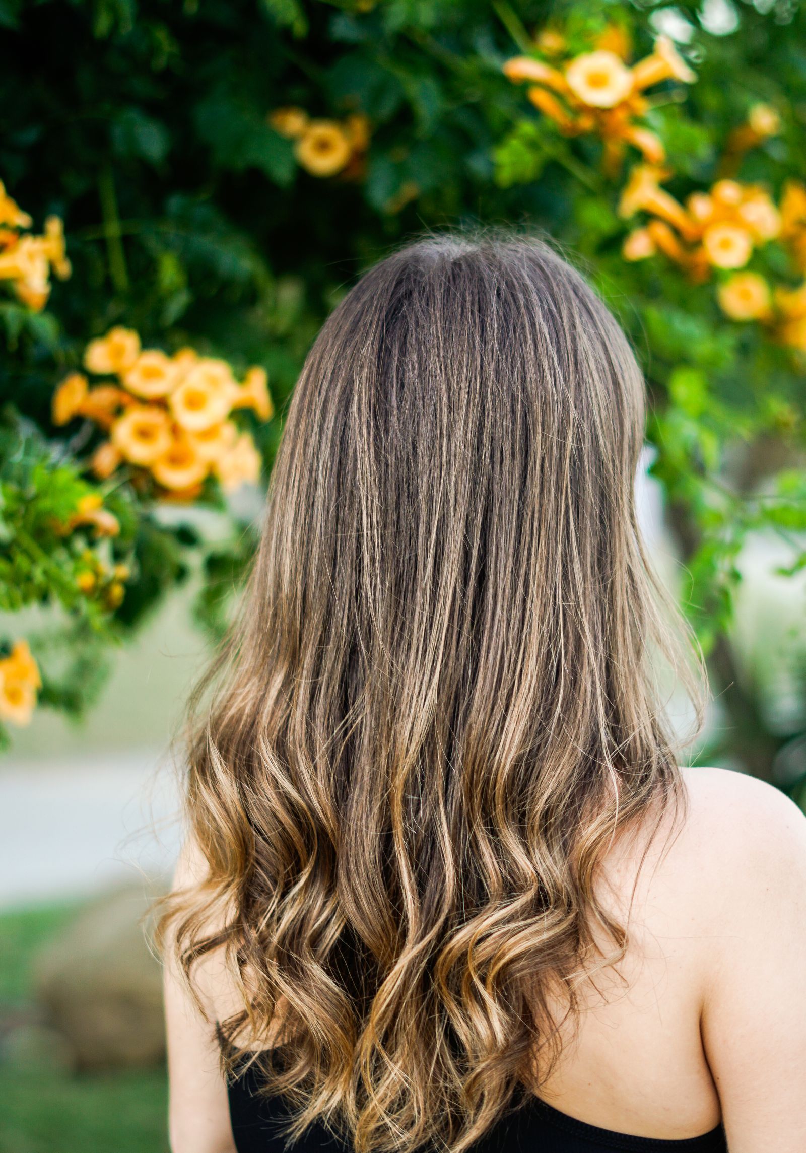 Μακριά μαλλιά με ανοιχτές ανταύγειες balayage