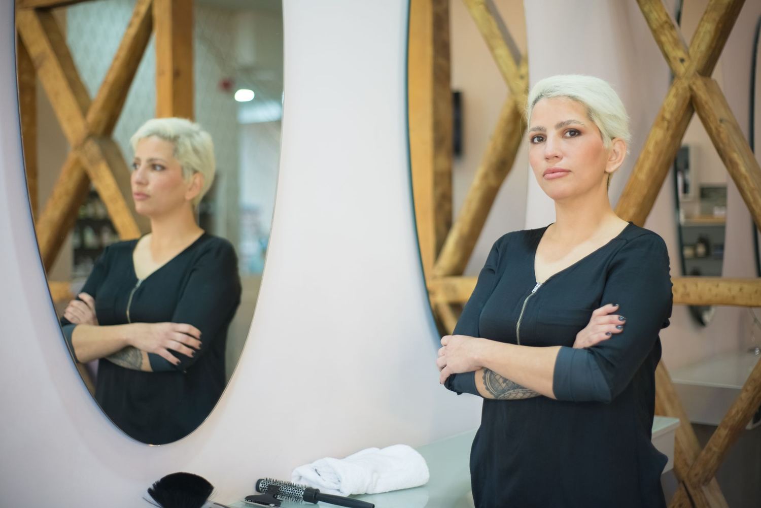 Δύο κομμώτριες στο σαλόνι μπροστά σε στρογγυλό καθρέφτη